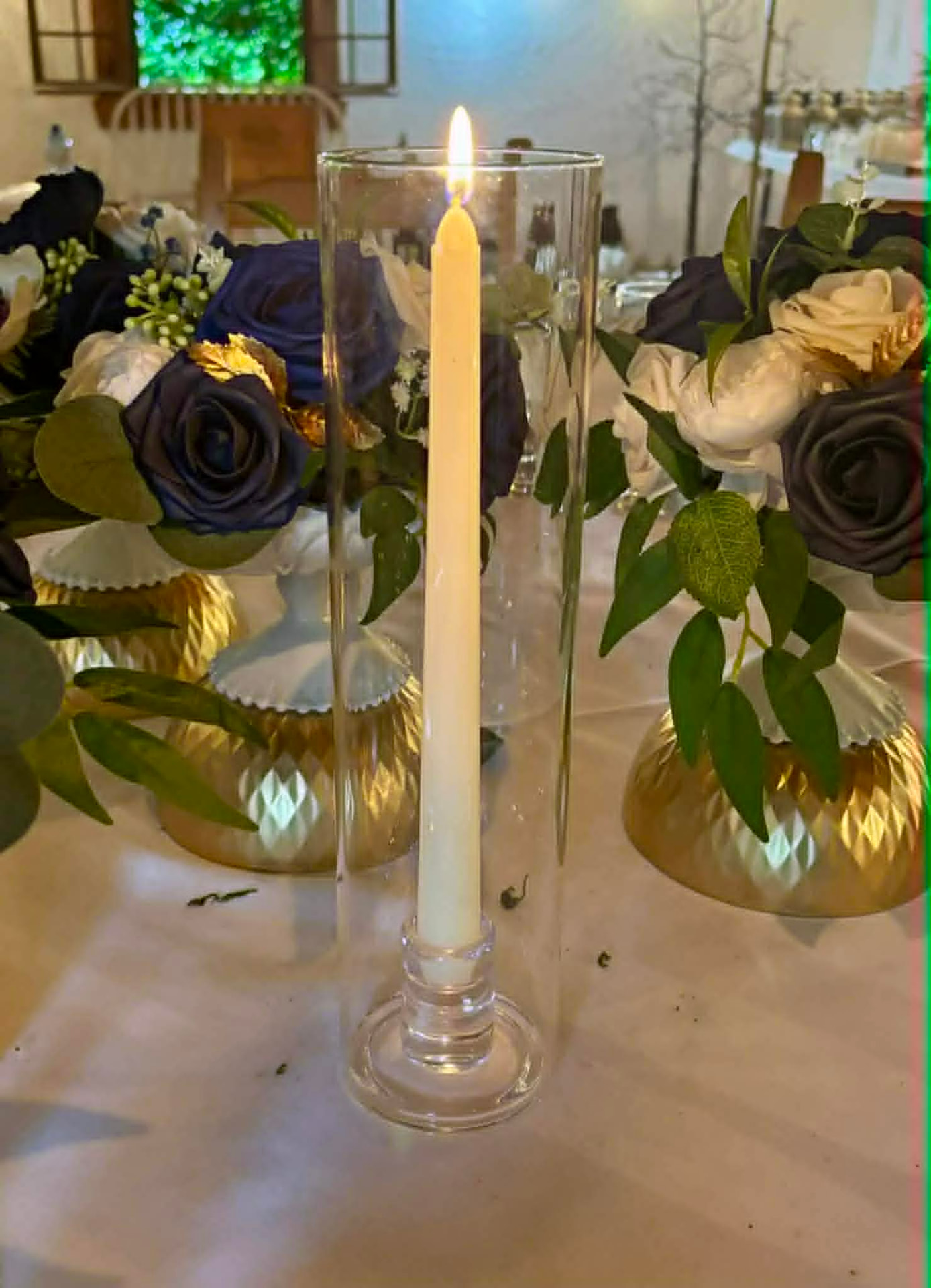 Centre de table avec bougie et roses