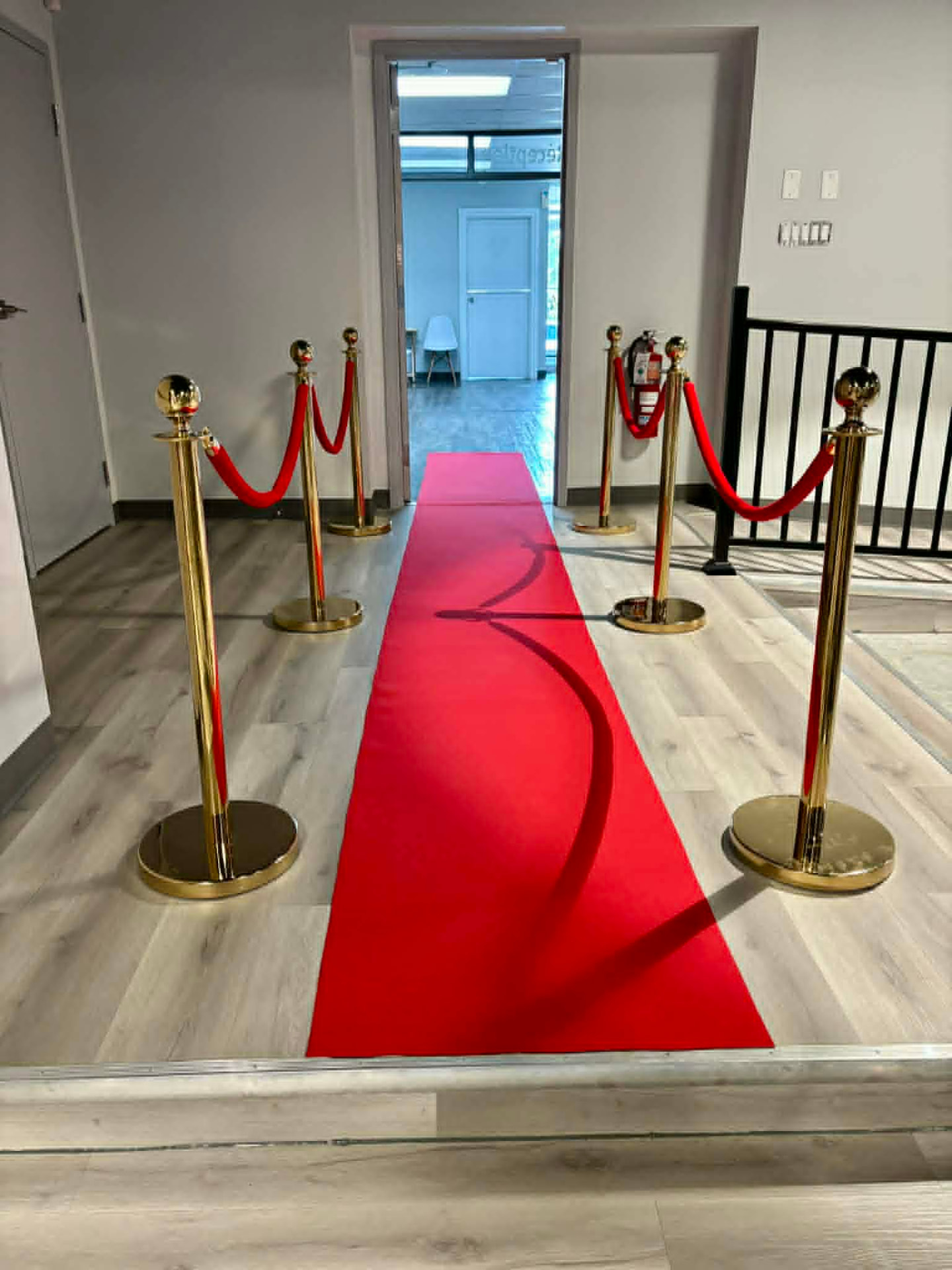 Tapis rouge et poteaux dorés